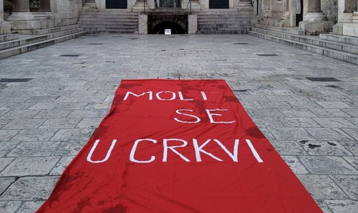 MOLITELJI NA PERISTILU Splitska udruga Domine poručila: "Moli se u crkvi"