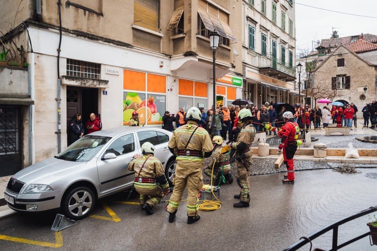 vatrogasci hitna policija ilustracija nesreca naslovnica sirene split dalmacija poplava voda bujica 15 