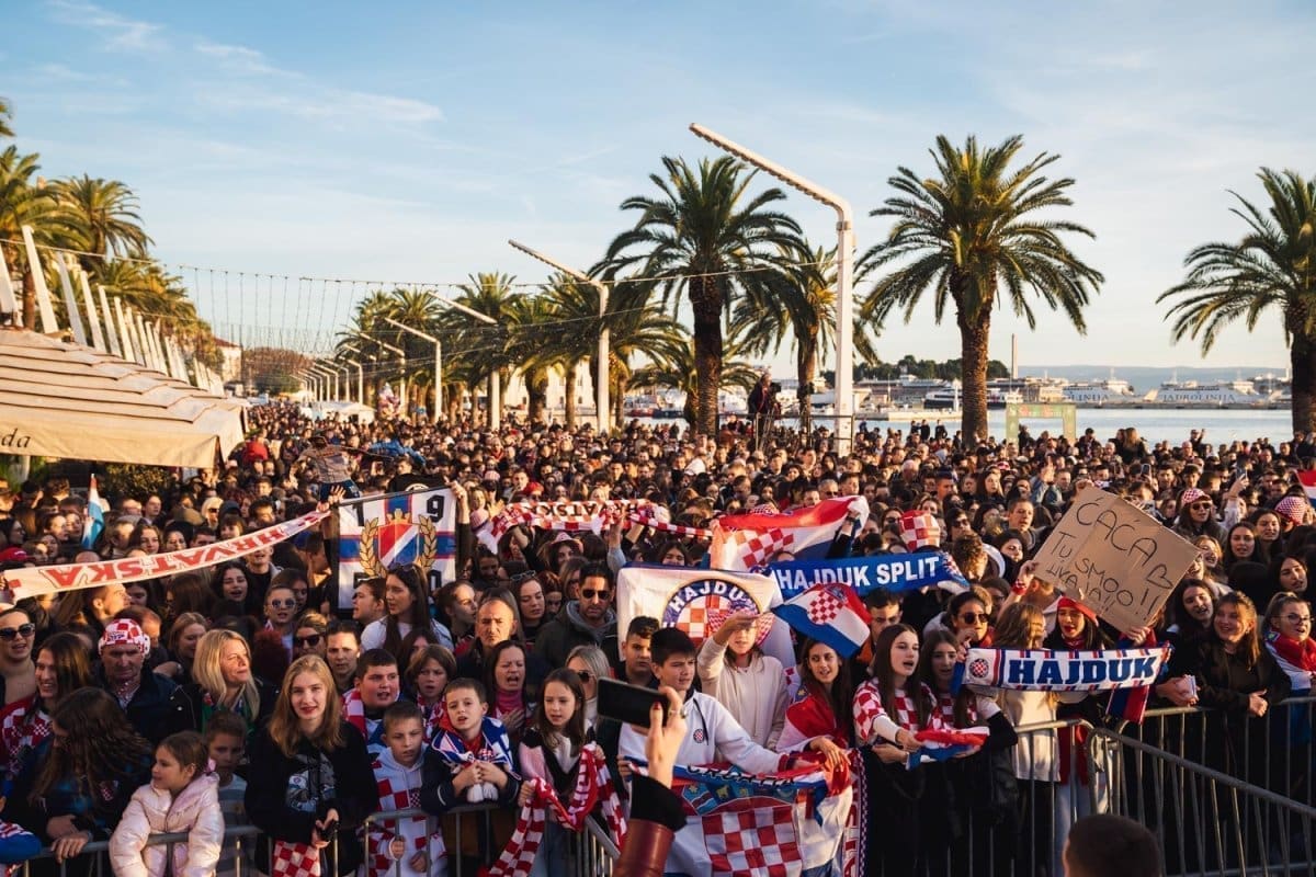 SPREMA SE DOČEK JUNIORA U SPLITU Svi u bilo na splitsku Rivu!