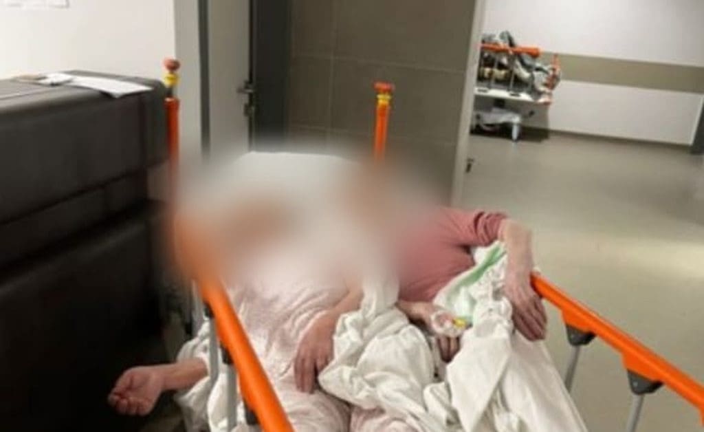 PRIZOR KOJI JE ZGROZIO HRVATSKU Dvije pacijentice ugurali na jedan krevet. Pogledajte kako se ravnatelj bolnice pravdao