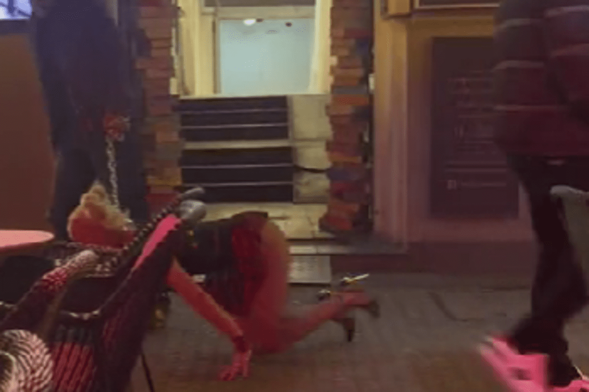 NEVJEROJATAN PRIZOR NA CVJETNOM TRGU Muškarac na uzici prošetao curu u korzetu, 'lajala' je na prolaznike