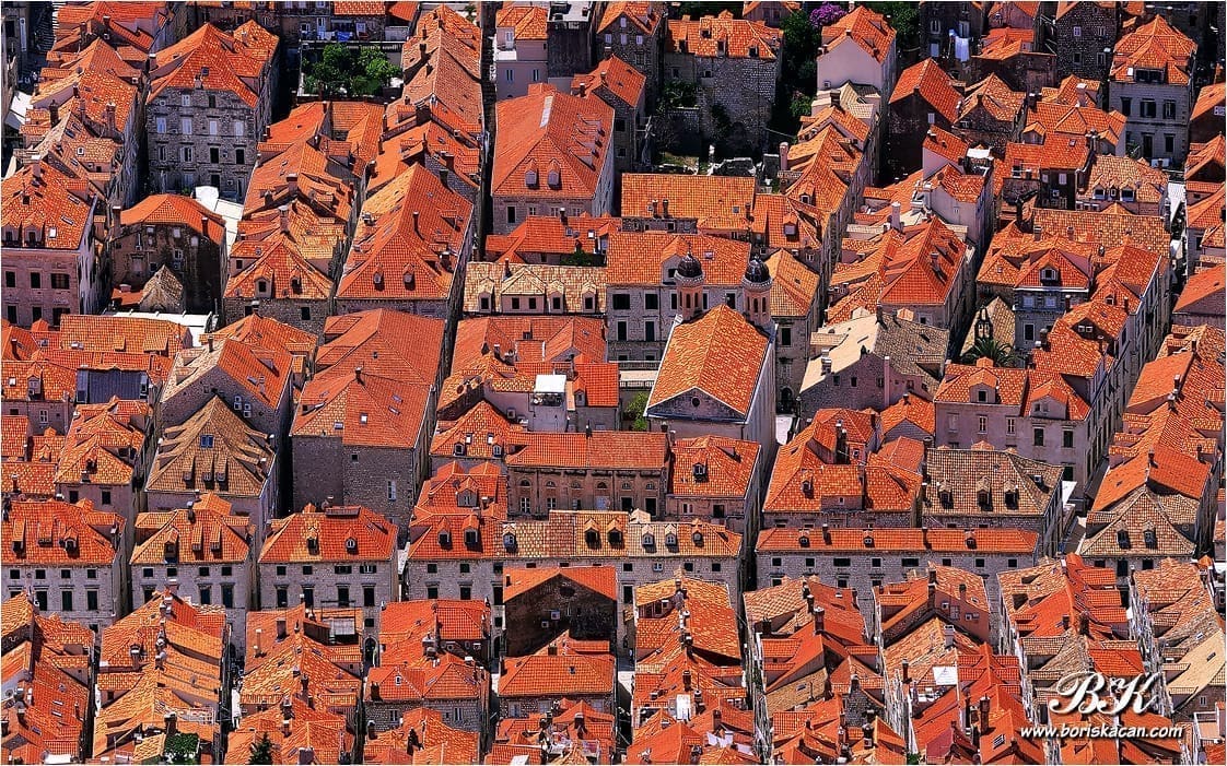 KAKVA DRAMA U DALMACIJI Vodič se požalio: "Netko me zalio kantom urina"