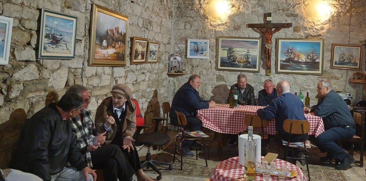 POČAST LEGENDI Uz gozbu i pjesmu u svetom Luki ispraćen prvi predsjednik udruge Matejuška: "Tu smo da se ne zaboravi Varoš, stari Split i čakavština"