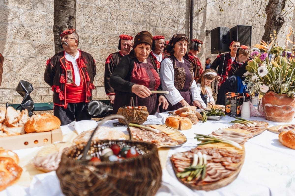 SINJ JE BIO CENTAR DOBRE SPIZE I VRHUNSKE ATMOSFERE Uspješno održan 'Doručak' na otvorenom za uskrsni ponedjeljak