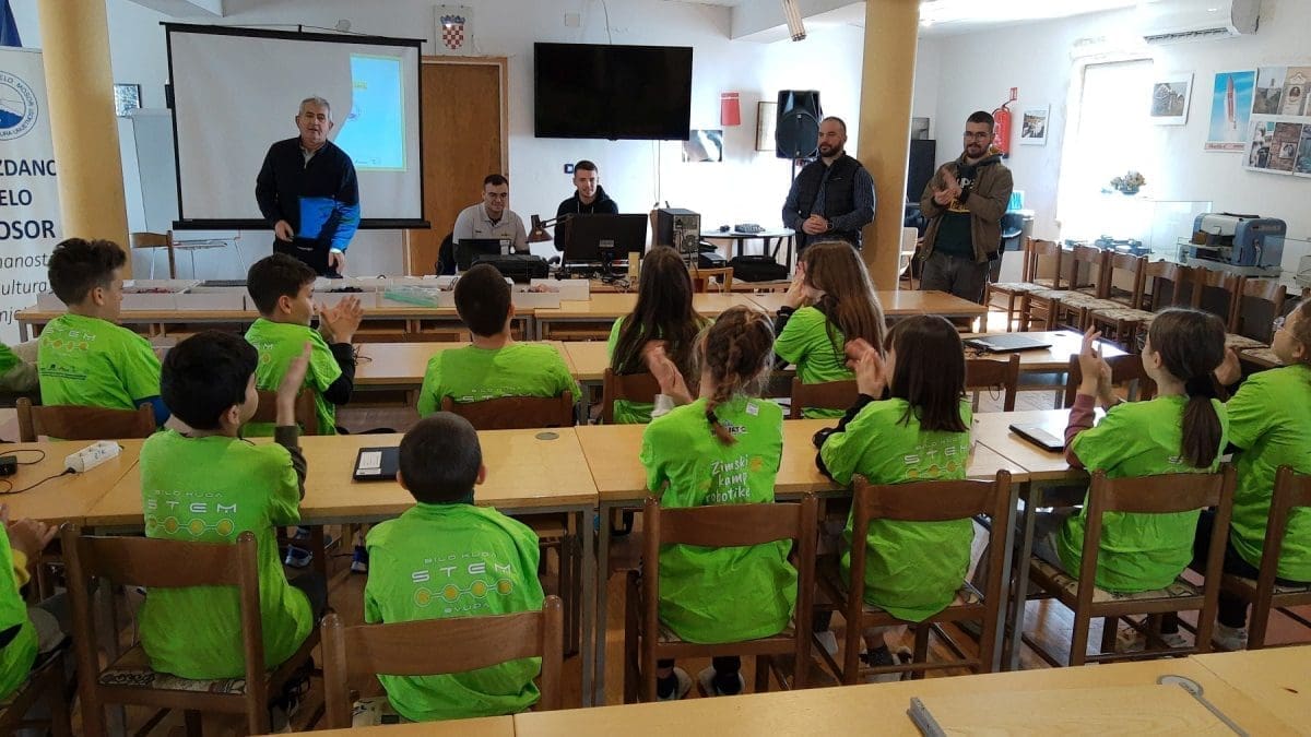 Otvoren Proljetni kamp robotike u Zvjezdanom selu Mosor