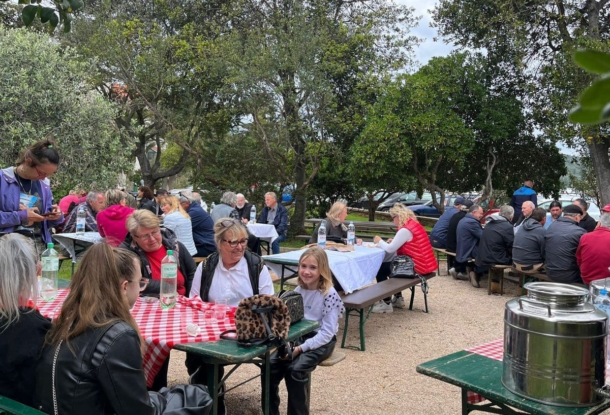 POŠANJ S KOBASICAMA ZA PRSTE POLIZAT Uz dobru spizu i druženje, Velolučani se prisjetili starih običaja vezanih za 1. Maj