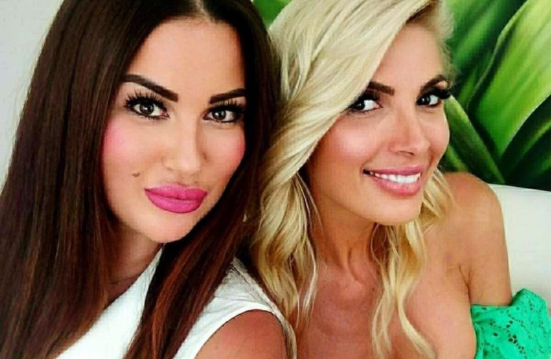 Jolina zgodna supruga sakrila je svoj najjači adut, ali zato je servirala dekolte s kojeg je teško skrenuti pogled!