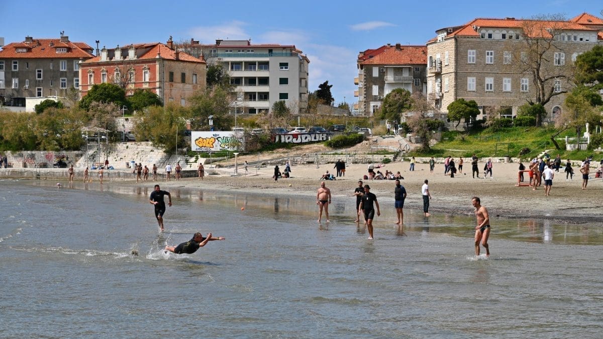 Ni bura ni temperatura mora od svega 13 stupnjeva nisu spriječili Splićane da uživaju na Bačvicama