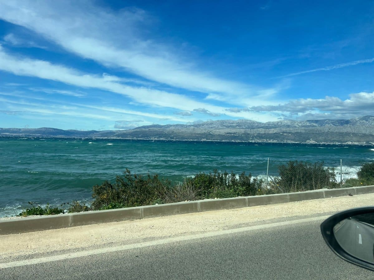 OSJEĆAJ JE KAO USRED ZIME Bura sve više jača, a najgore se očekuje u noći na utorak