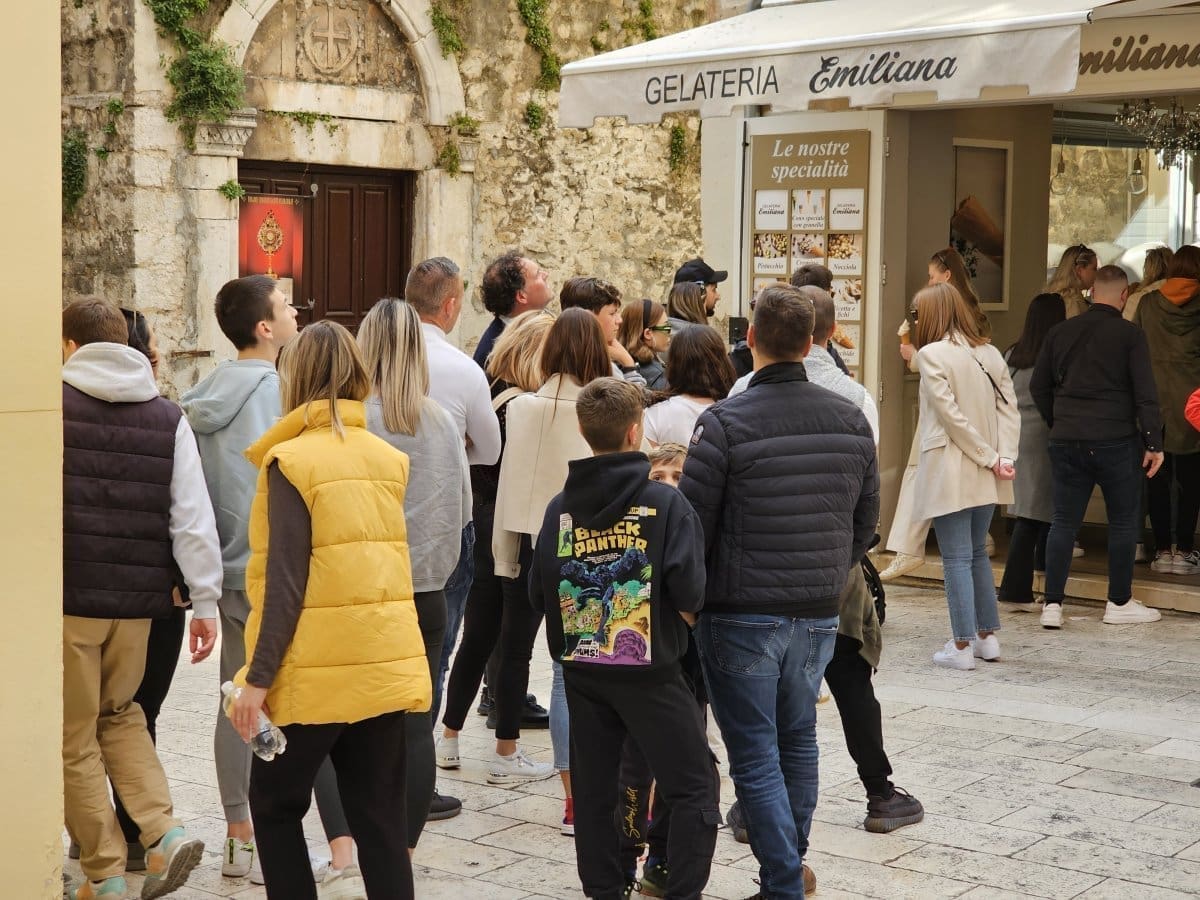 STVORILI SU SE VELIKI REDOVI Brojni su strpljivo čekali kako bi došli do omiljene slastice: Evo što je snimio Splićanin...