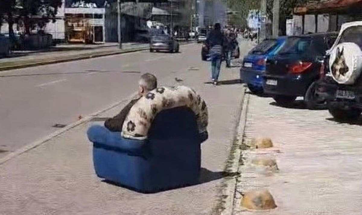 NESVAKIDAŠNJI PRIZOR Čovjek sjedi na ulici i sunča se u fotelji: Društvenim mrežama se masovno dijeli snimka