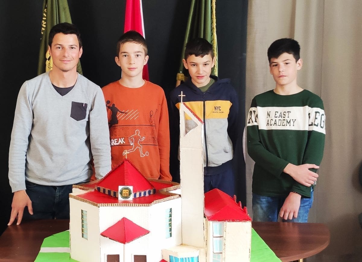 BRAVO, DICO Ovi učenici su izradili maketu crkve. U njoj su i ministranti