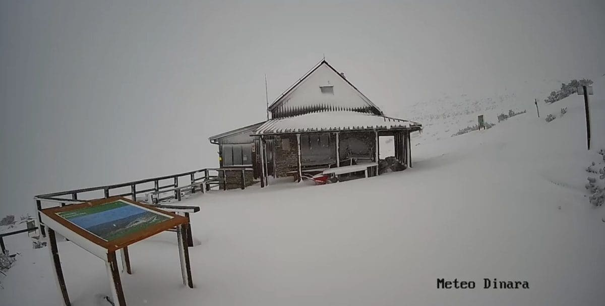 KOJE JE GODIŠNJE DOBA? Današnji prizori s dalmatinske planine kao usred zime