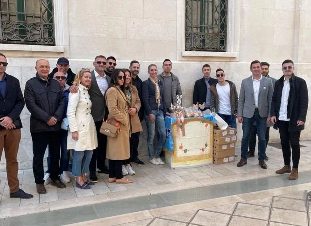 Druženje s građanima: Mladi splitski HDZ-ovci u Marmontovoj dijelili sirnice