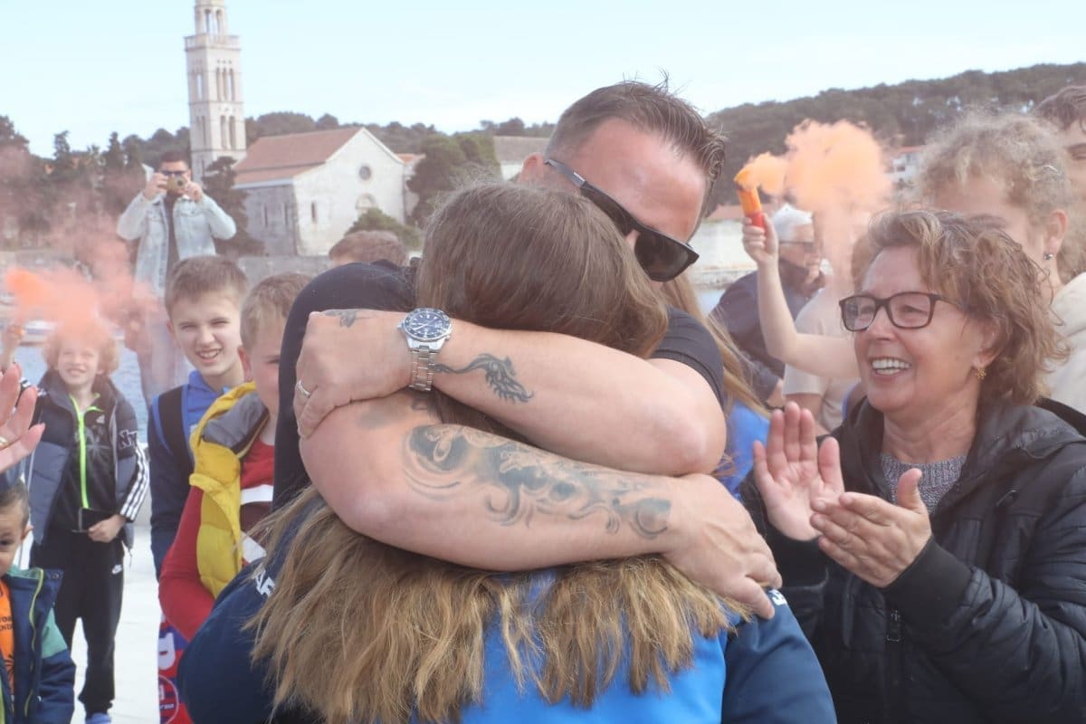 SUZE RADOSNICE NA HVARSKOJ RIVI Bakljada i velika fešta, oduševljenja i emocija nije nedostajalo: "Osvojeno zlato je prva medalja u judu za otočki klub"