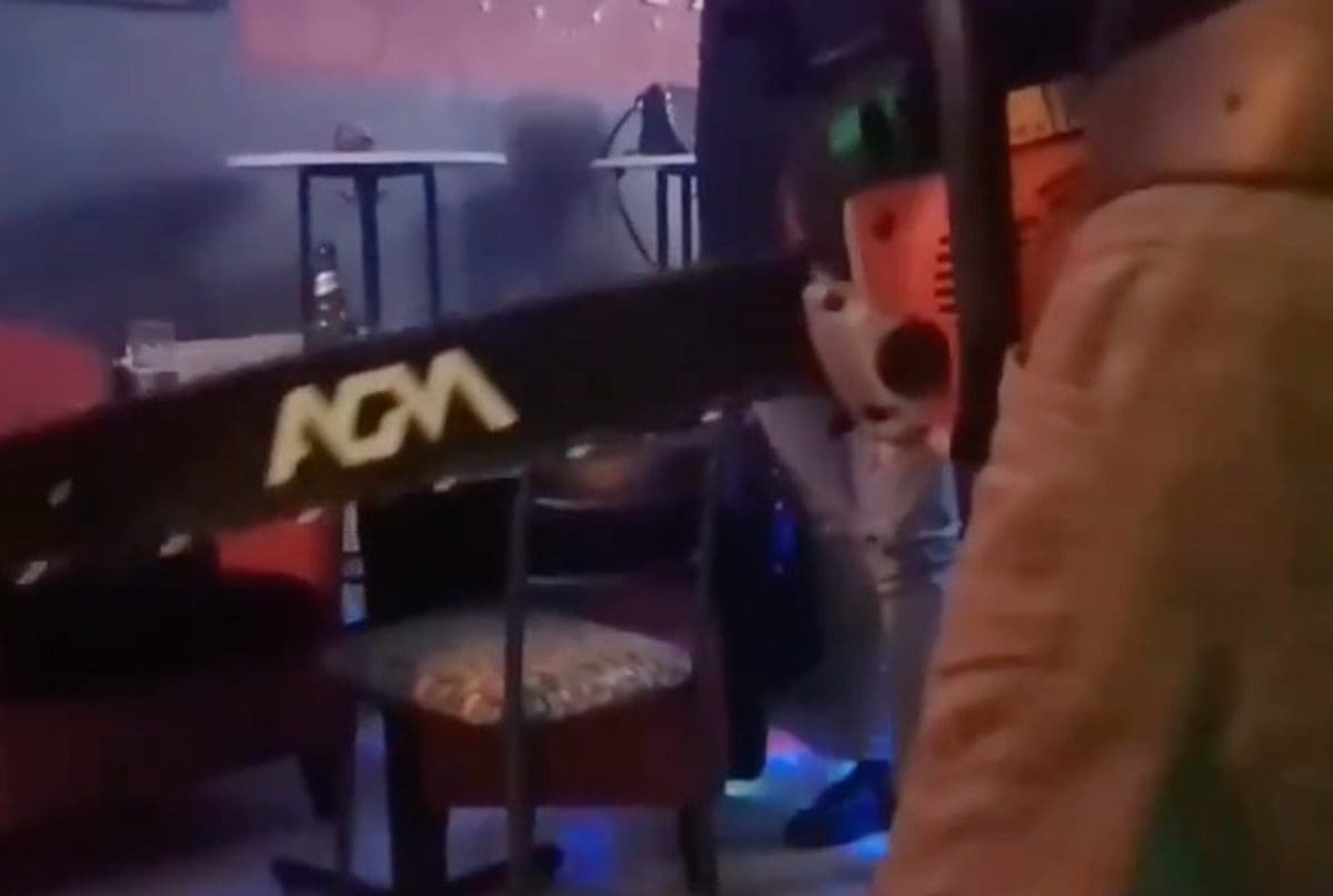INCIDENT U NOĆNOM KLUBU Muškarac upao s motornom pilom, nastala panika