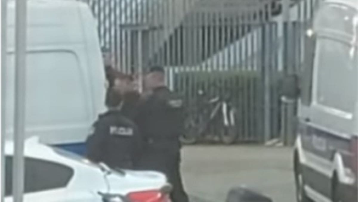 BRUTALNA SNIMKA IZ ZADRA Interventni policajac glavom 19-godišnjaka udara u policijski kombi jer je snimao utakmicu mobitelom