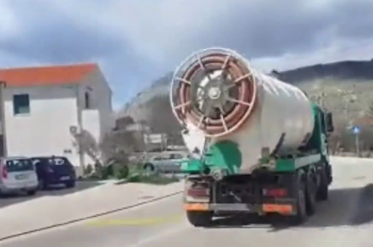 GOLEMA OPASNOST NA ISTOKU SPLITA Zbog divljaka će netko poginuti: "Kamioni u blizini škole u Srinjinama jure preko 'ležećih policajaca'"