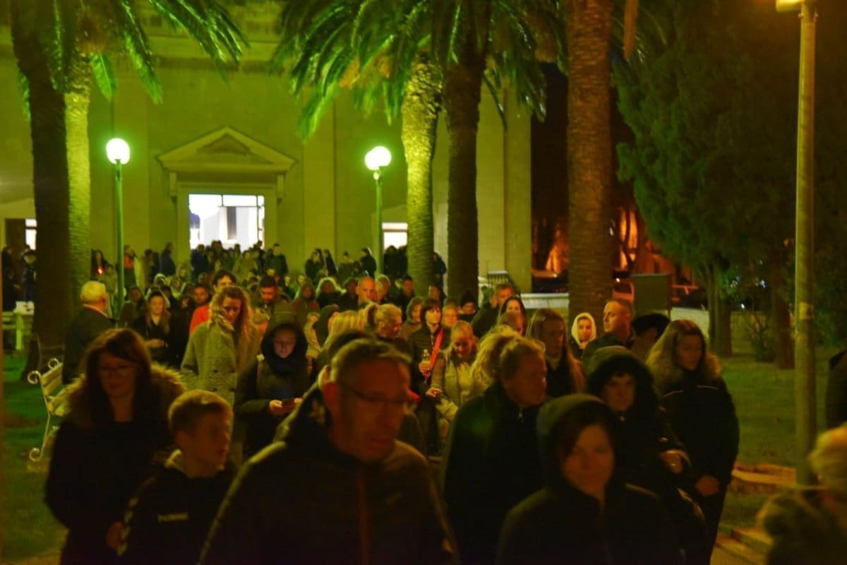 PUT KRIŽA U KAŠTELIMA PRIVUKAO MNOŠTVO VJERNIKA Sudjelovale laičke udruge i molitvene zajednice, obišli su osam kaštelanskih crkava...