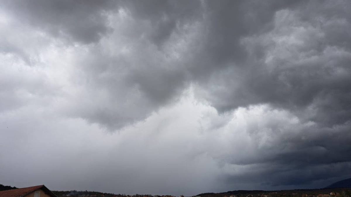 NARAČANSTO UPOZORENJE ZA SLOVENIJU I VEĆINU HRVATSKE Upozorenja za grmljavinsko nevrijeme u gotovo cijeloj državi