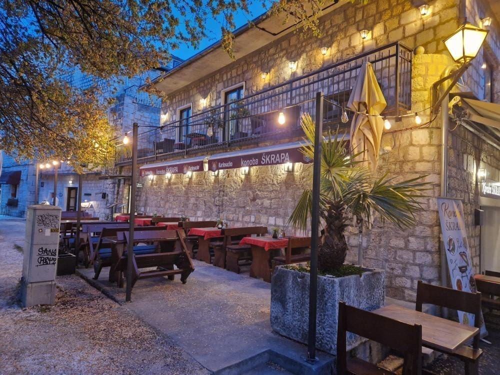 GASTRO DOŽIVLJAJ U TROGIRU Posjetite renoviranu konobu "Škrapa" s bogatim jelovnikom i ugodnom atmosferom