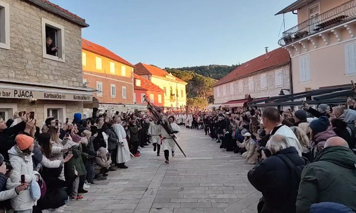 TRADICIJA DUGA 500 GODINA Na Hvaru održana još jedna procesija 'Za križen': Pogledajte kako je izgledao emotivan doček križonoše u Jelsi