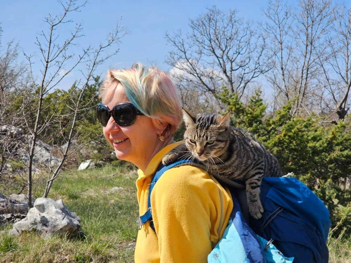 (FOTO) Mačak Mrvica u pohodu na vrh Mosora, njegova taktika nasmijala sve