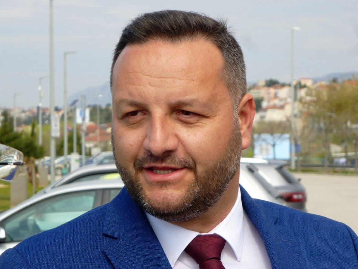 NASTAVLJAJU SE BROJNI RADOVI U PODSTRANI Dropuljić se pohvalio na društvenim mrežama: "Biciklističko-pješačka staza na obalnom području"