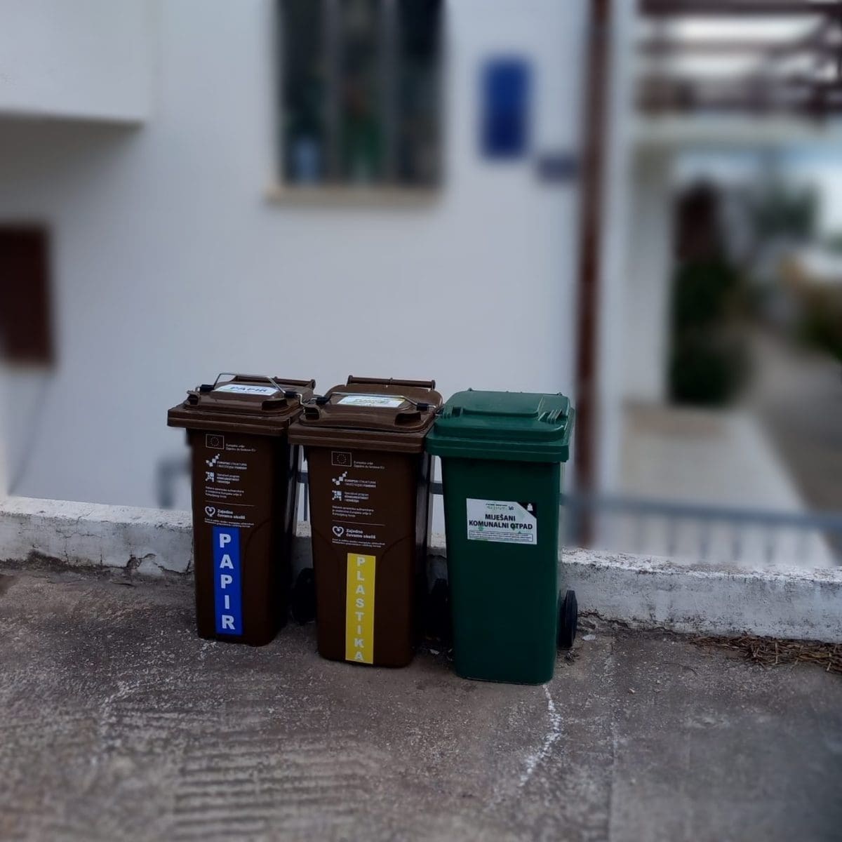 Čistoća Split: Došao je kraj vrećicama sa otpadom u Slatinama – podijeljeni individualni spremnici za papir i plastiku