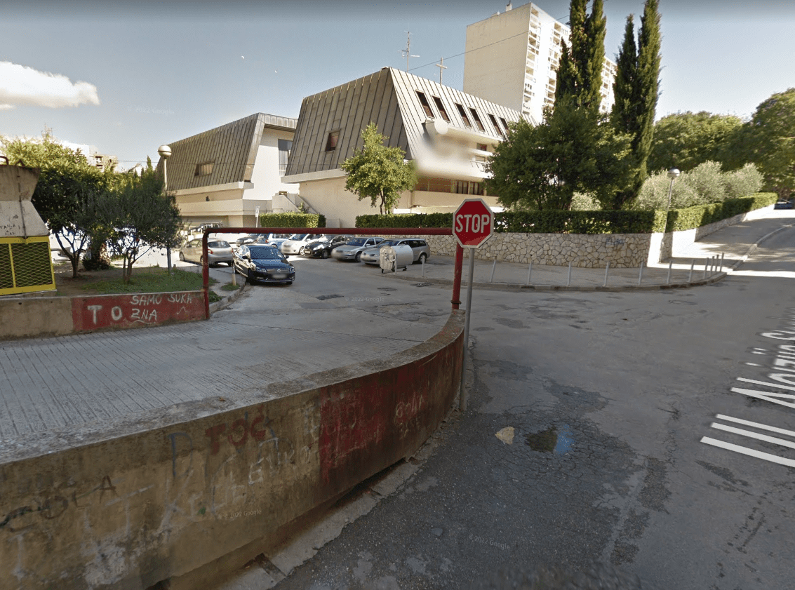 MA, JE LI OVO MOGUĆE? Ovo ima samo u Splitu: "Legenda od sinoć drži parking u blokadi. Pauk ne može pristupit"