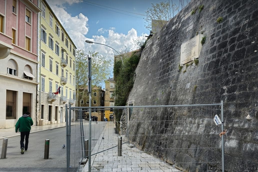 NOVA SEZONA, FOTOGRAFIJA ISTA Kada će se obnoviti ploča u Klaićevoj poljani u Splitu?