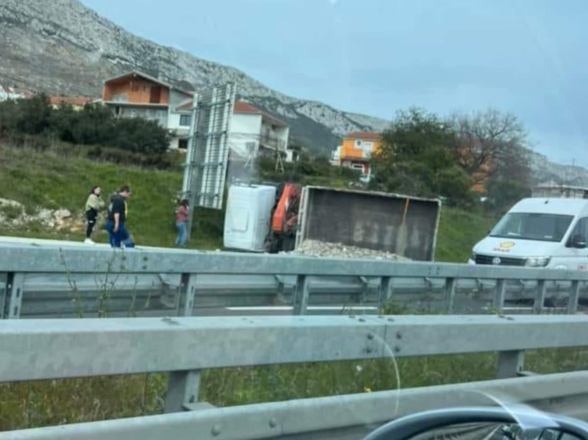 NESREĆA NA BRZOJ CESTI U KAŠTELIMA Nastala ogromna gužva, prevrnuo se teretnjak: Budite oprezni!