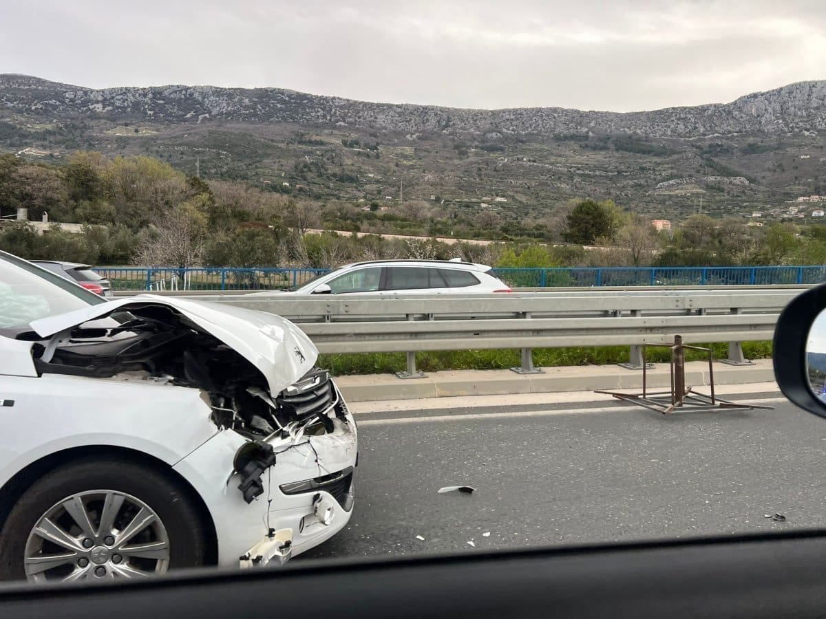PROMETNA U KAŠTELIMA Sudarila se dva vozila, obavlja se očevid