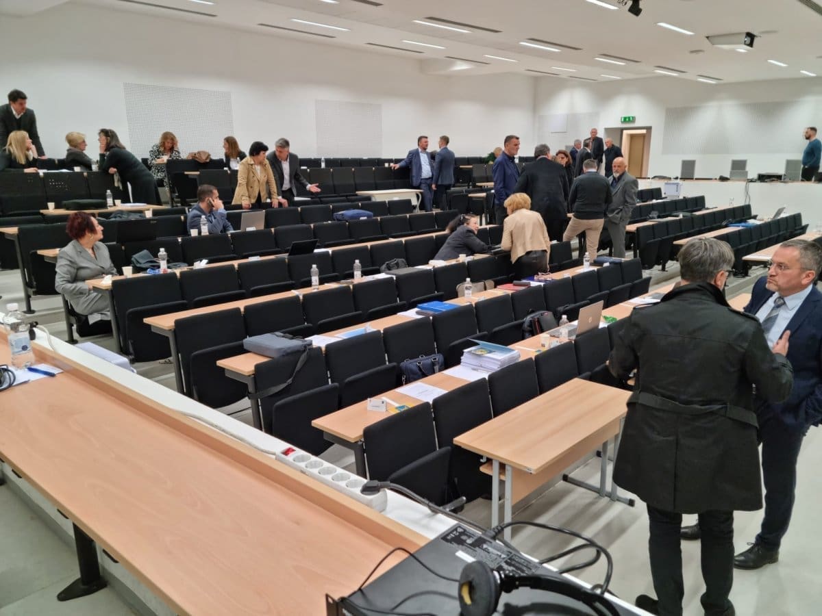 NOVI IZBORI U SDŽ? Vijećnici napustili Skupštinu, partneri izdali HDZ: "Istog trenutka bi raspisao izbore"