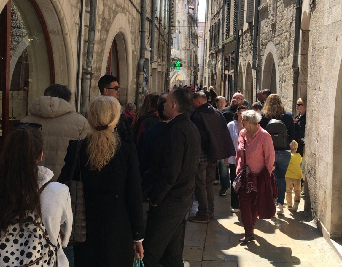 (FOTO) KAO DA JE BESPLATNO Ogromni redovi za sirnice u Tradicije: "Čeka se i po 40 minuta"