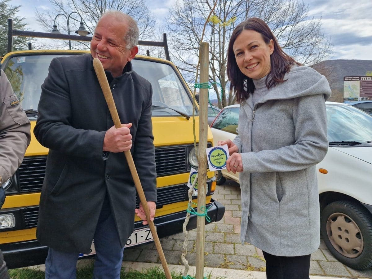 Kroz projekt "Hrvatska prirodno tvoja" u Vrlici zasađeno deset sadnica lipe i četiri vrbe