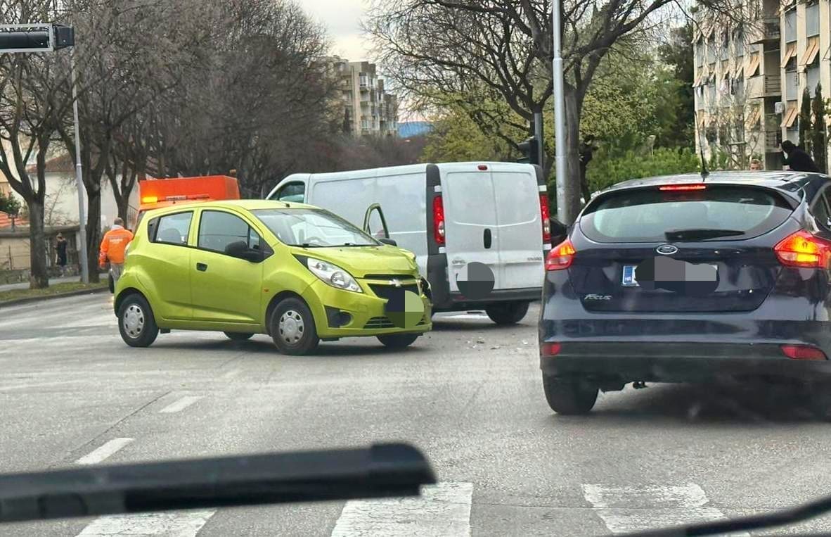 SPLITSKA POLICIJA MOLI ZA POMOĆ Traže se očevici prometne u Vukovarskoj, dvije osobe ozlijeđene