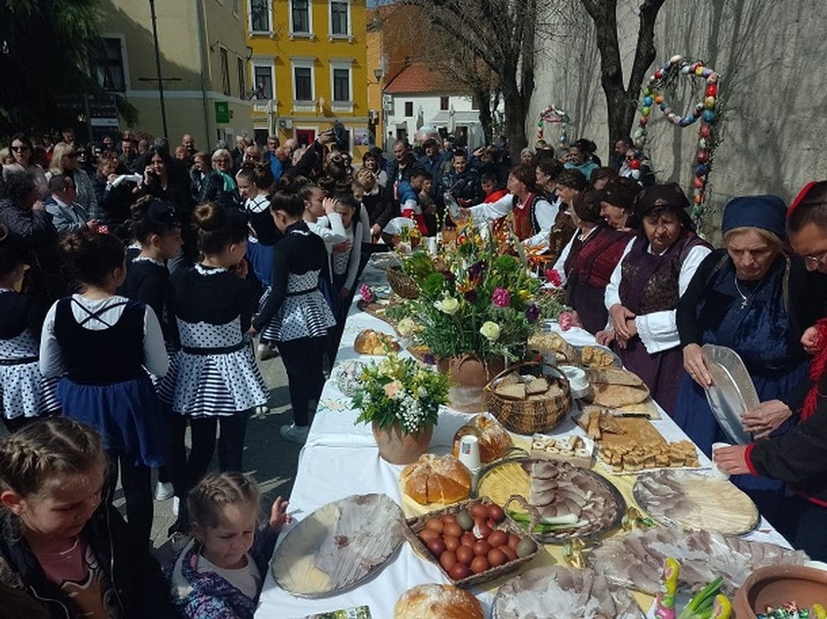 SINJSKI USKRSNI DORUČAK PRIVUKAO MNOŠTVO GRAĐNA Stigao i gradonačelnik Bulj: "Uz naše svetinje..."