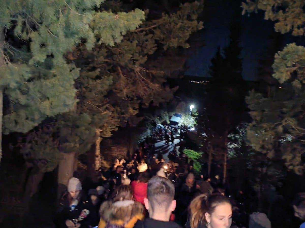 ZAPOČELA STOLJETNA TRADICIJA "ZA KRIŽEN" NA HVARU Mnoštvo vjernika krenulo u noćnu procesiju dugu 25 kilometara. Donosimo dirljive prizore