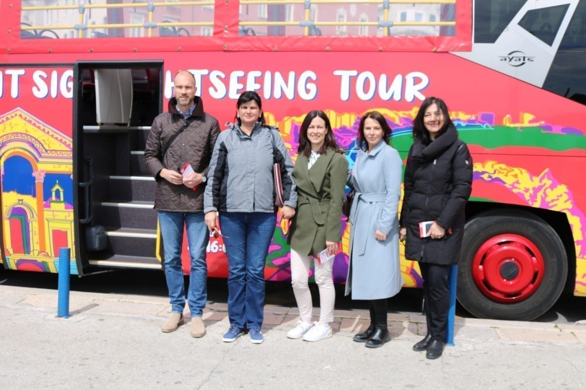 DALMATINSKA ZAGORA VAM JE NA DLANU Turistička zajednica SDŽ najavljuje: "Nova turistička autobusna linija - Zelena linija"