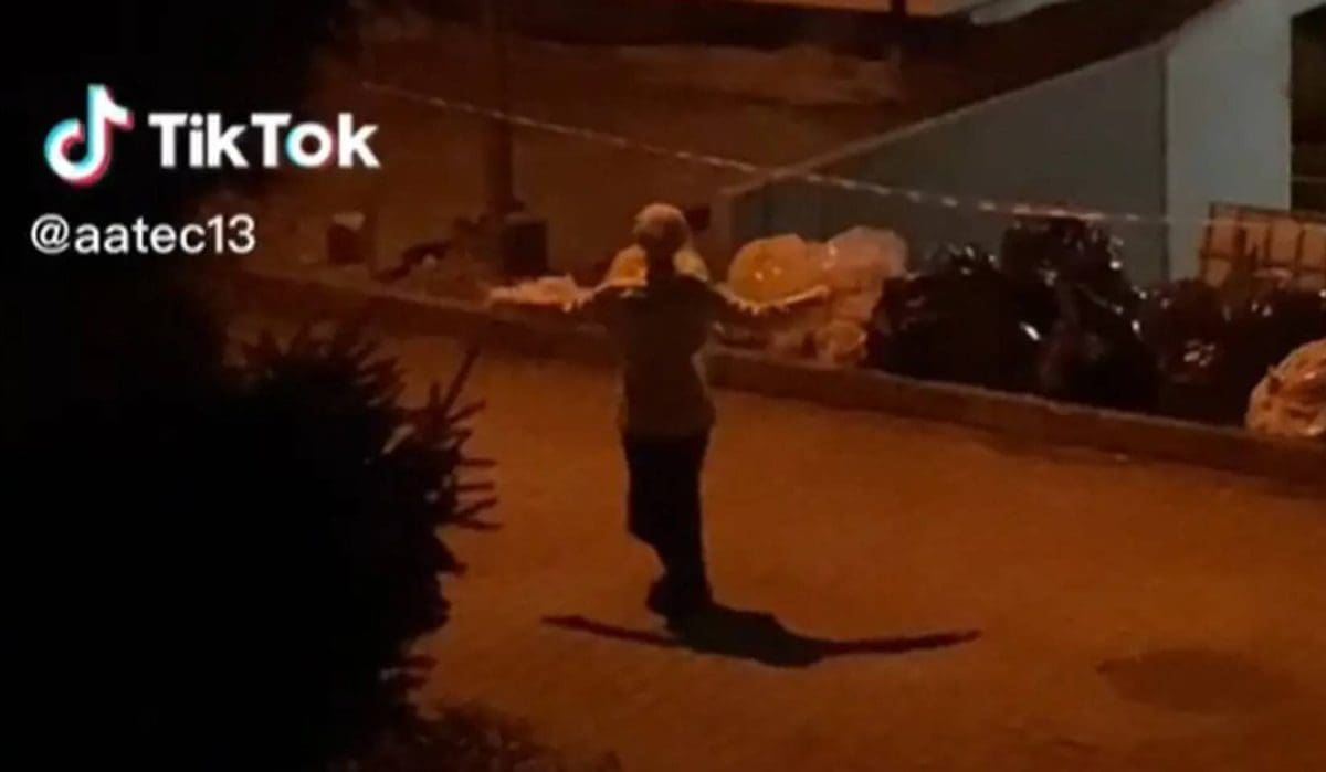 JEZIVO Žena pleše na ulici i prijeti nožem: "Mislim da ju je opsjeo demon"