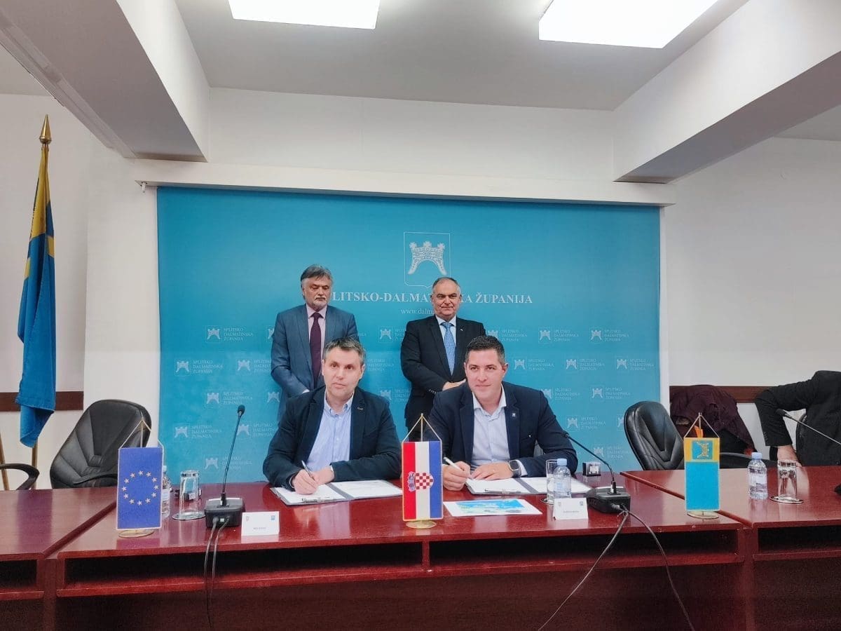 ZBRINJAVANJE OTPADA U SDŽ Potpisom ugovora započinje građenje pretovarnih stanica Brač, Sinj i Zagvozd: "Trudit ćemo se o napraviti projekt u traženim rokovima maksimalno kvalitetno"