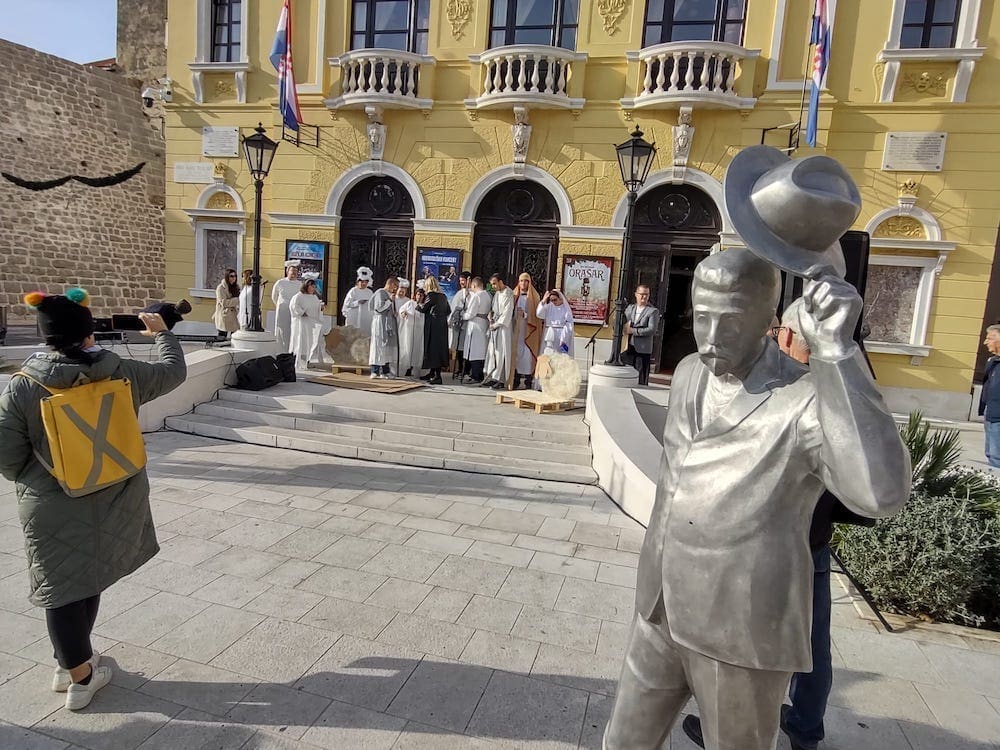 556665760 957689927 640016501