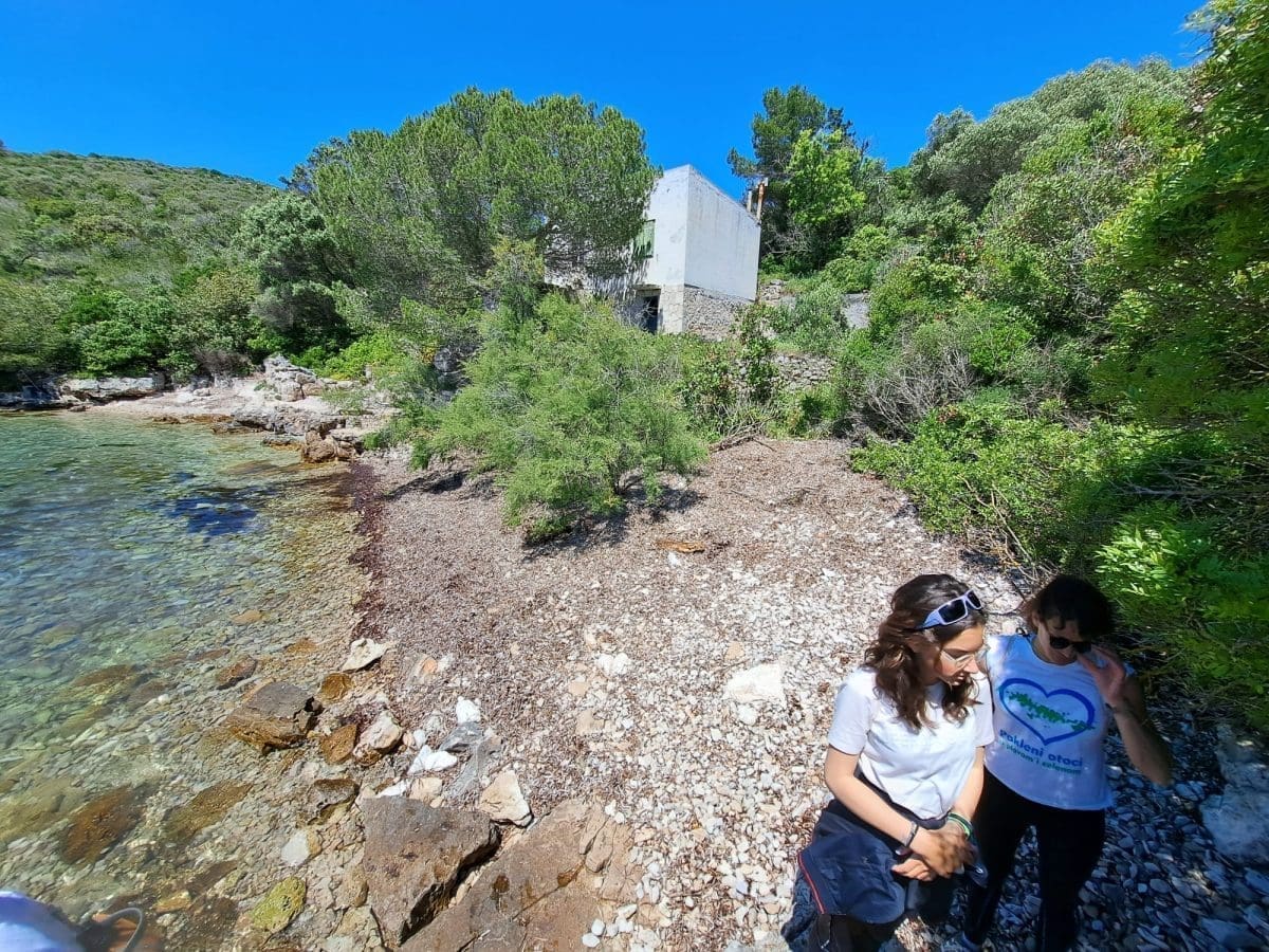HVARSKI ČISTI ŠKOJI Održane edukacije osnovnoškolcima na temu problema otpada u moru
