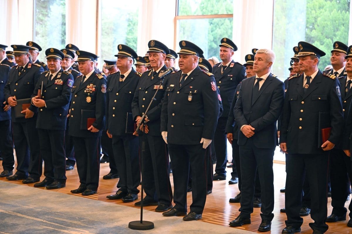 Predsjednik Milanović odlikovao hrvatske vatrogasce i poručio: "Bilo bi dobro kada bi u Hrvatskoj sve funkcioniralo kao što funkcionira vatrogasna služba"