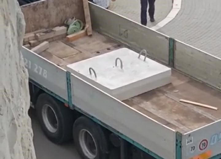 NEOVLAŠTENI RADOVI Mještani Vranjica upozoravaju: "Maknuo je stupiće, došao kamionom u zabranjenu zonu i iskrcao ga u more"