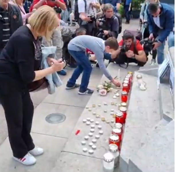 I HRVATSKA TUGUJE Pale se svijeće i ostavljaju poruke za žrtve pokolja u Beogradu