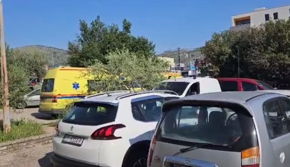 VOZILO HITNE POMOĆI 'ZAROBLJENO' NA PARKINGU U TROGIRU Čovjeka ugrizla zmija: Intervencija Hitne se odužila zbog nemarnih vozača ili nadležnih službi?