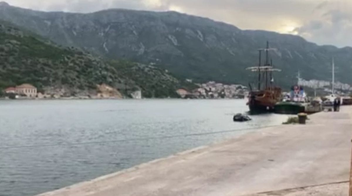 NESVAKIDAŠNJA NESREĆA U luci 'zaplivao' automobil dubrovačkih tablica: Plutao je nekoliko minuta, a onda potonuo