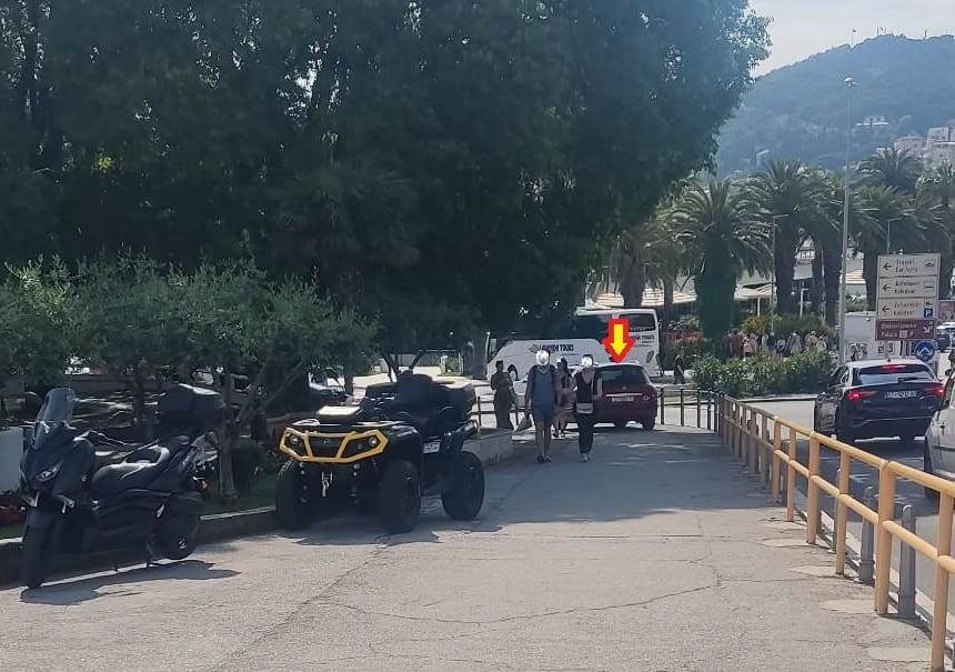 U CENTRU SPLITA Automobilom se 'nonšalantno' provozao nogostupom: Nije mu smetala ni ograda, a ni pješaci!